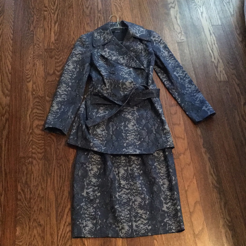 Tahari Blue Snakeskin print suit set